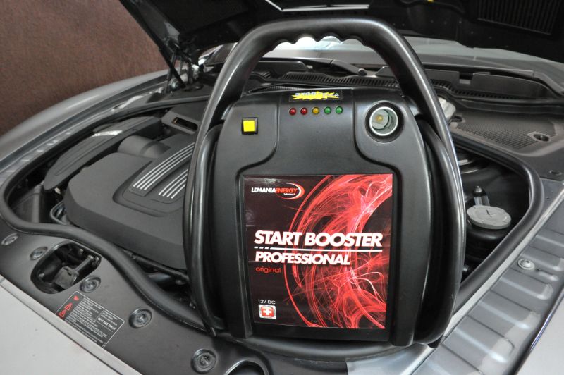 Uređaj za startovanje Booster P10 LEMANIA ENERGY, napon: 12 V, cCA: 850 A, max. amperi pokretanja: 2500 A, dužina kabla: 0,75 m, težina: 7 kg; LEMANIA ENERGY - 0XLMP102500